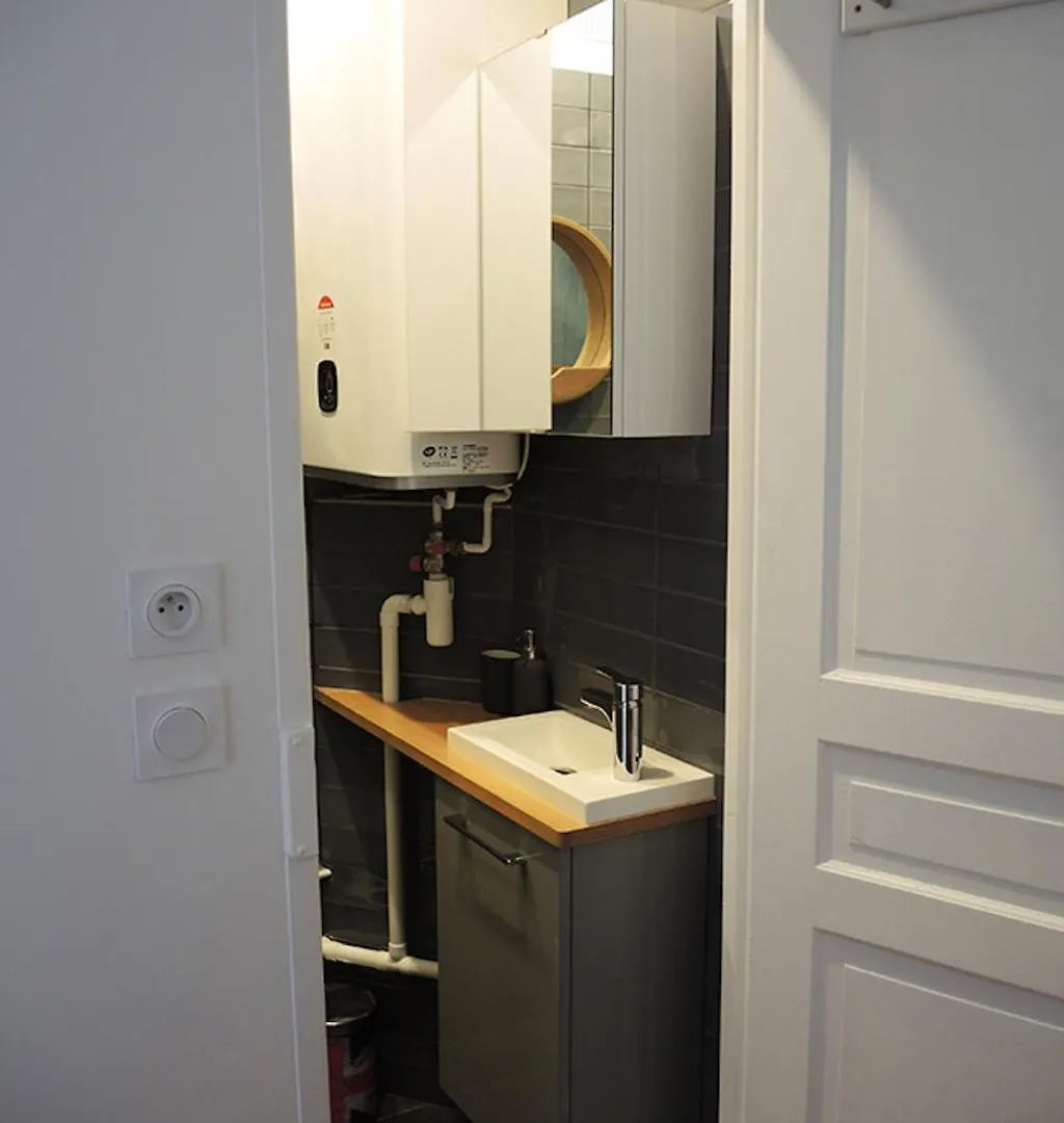 Private Room With Bathroom In Sunny Flat Paris Homestay