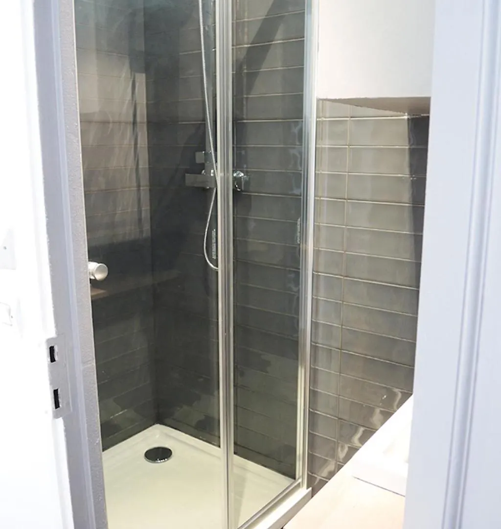 Private Room With Bathroom In Sunny Flat Paris