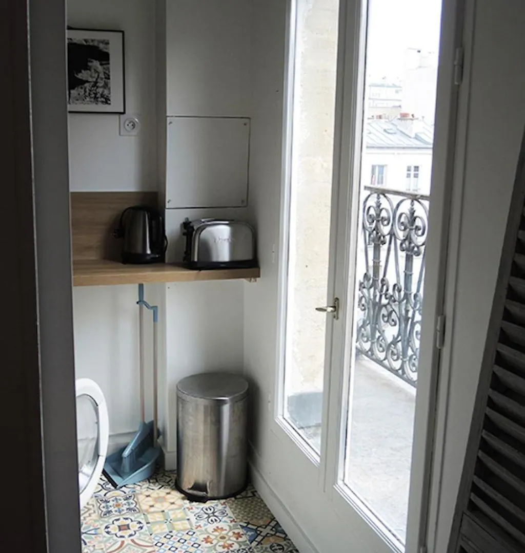 Private Room With Bathroom In Sunny Flat Paris
