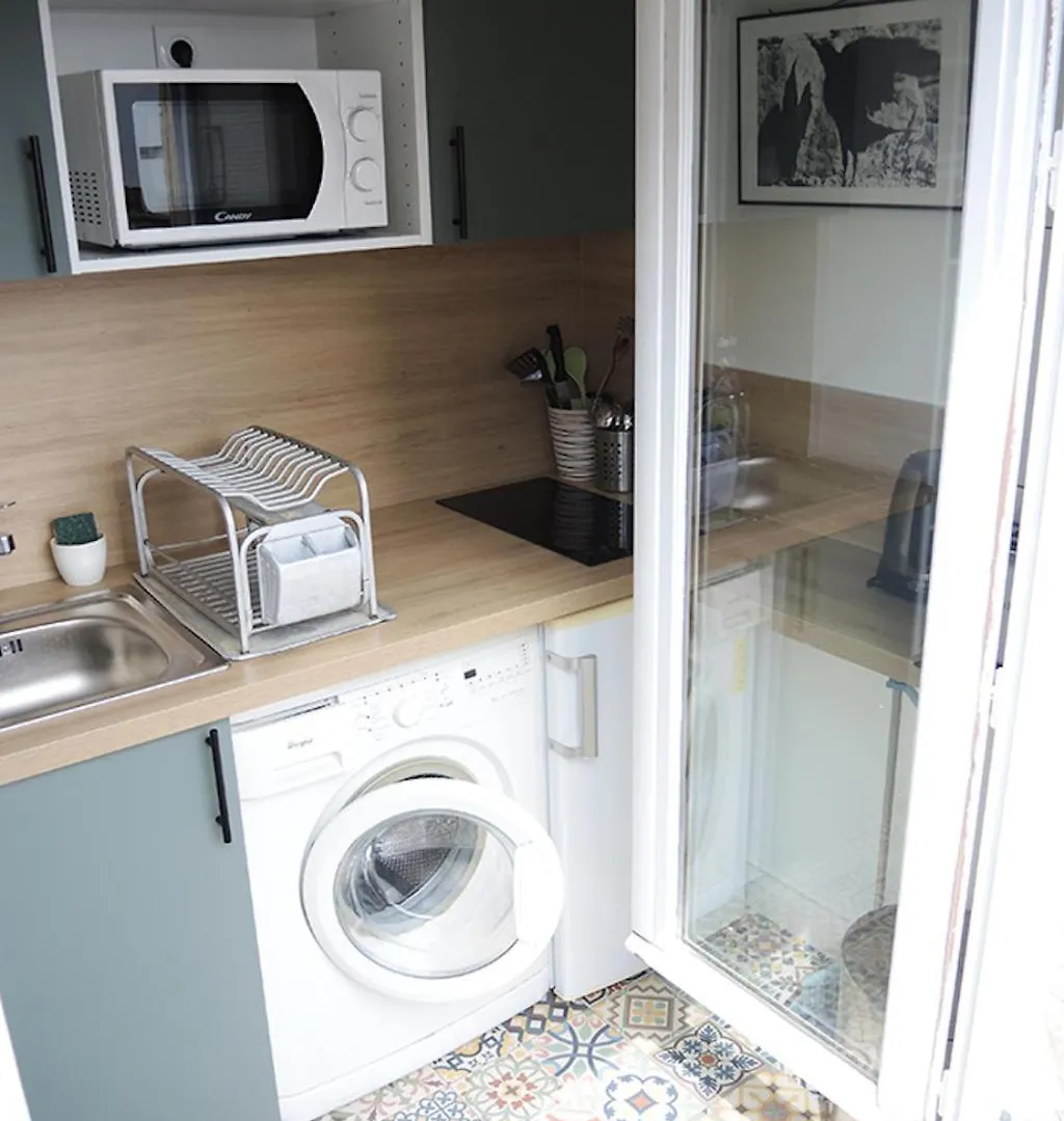 Private Room With Bathroom In Sunny Flat Paris Homestay