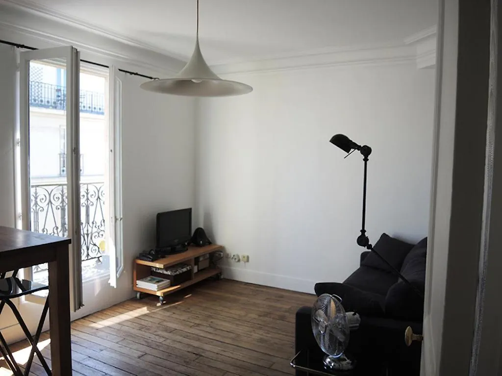 Private Room With Bathroom In Sunny Flat Paris Homestay