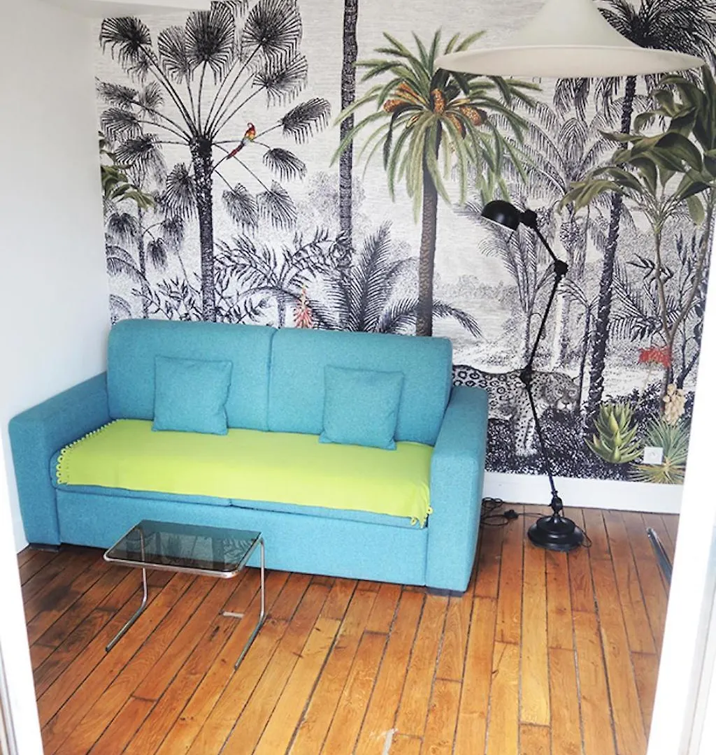 Private Room With Bathroom In Sunny Flat Paris France